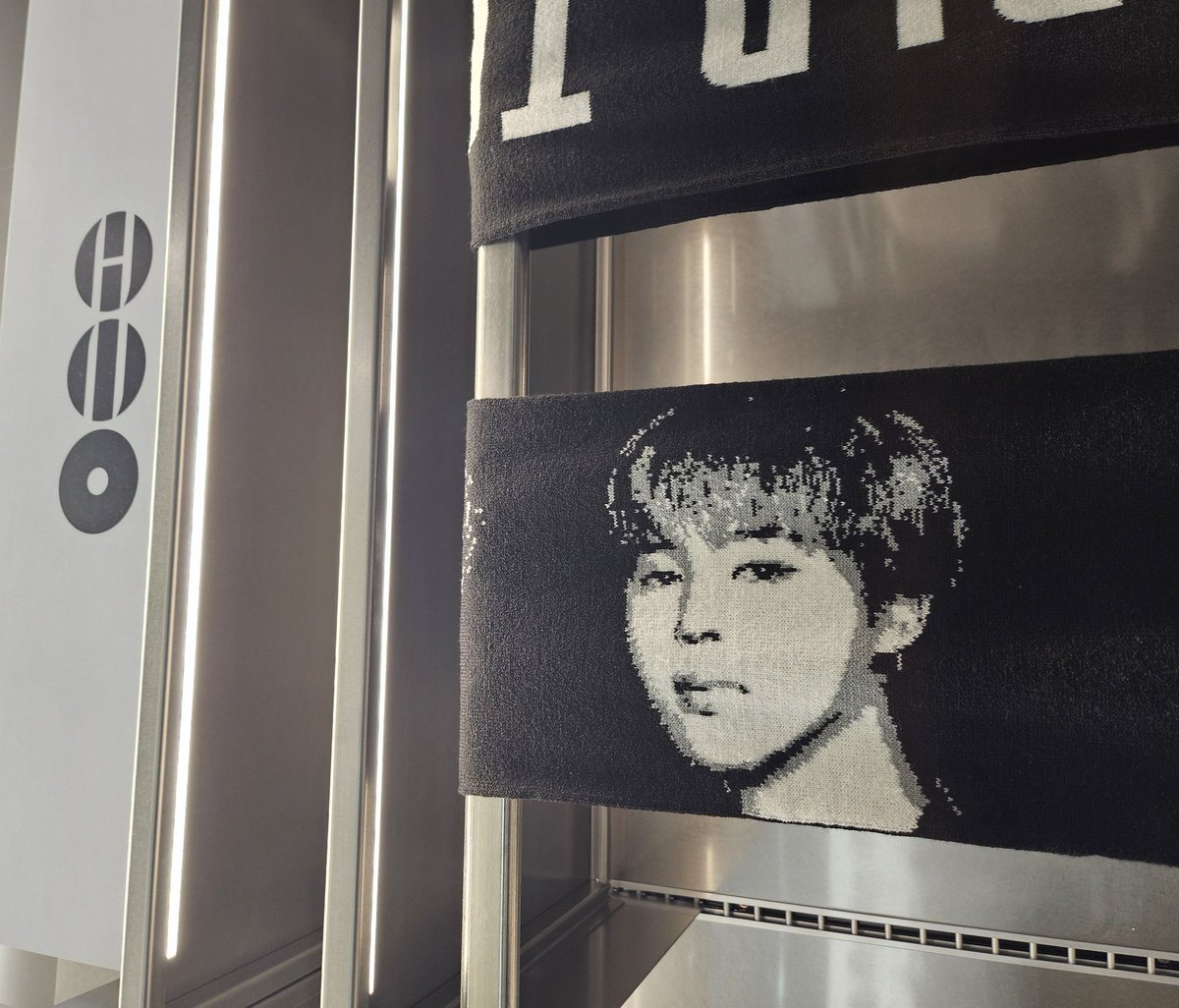 따수하구 쏘스윗한 우리지민이 아미걱정뿐이네 난 우리지민이 걱정뿐인데ㅠㅠ 무대가 미끄러울까봐 넘걱정걱정이야😔😪
그치만 우리지민이 본다는 그기쁨이 크기때문에 다괜찮아ㅎㅎ
우리지민이 다치지않게 조심조심해 콘에서봐여 샵랑해💛
WE LOVE YOU JIMIN 
JIMIN JIMIN 
#JIMIN #지민 #ParkJimin