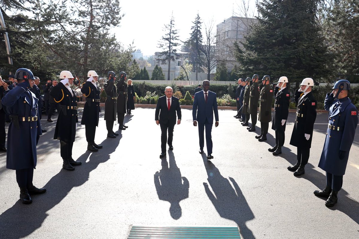 tcsavunma's tweet photo. Millî Savunma Bakanı Yaşar Güler, resmî ziyaret kapsamında Ankara’ya gelen Nijer Savunma Bakanı Orgeneral Salifou Mody’i Millî Savunma Bakanlığında askerî törenle karşıladı.

Karşılama töreni sonrasında her iki Bakan, baş başa görüşme gerçekleştirdi.

#MillîSavunmaBakanlığı 
#YaşarGüler