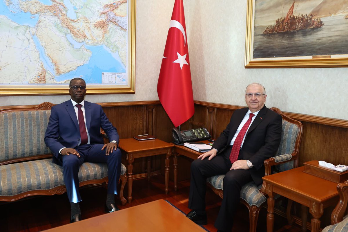 tcsavunma's tweet photo. Millî Savunma Bakanı Yaşar Güler, resmî ziyaret kapsamında Ankara’ya gelen Nijer Savunma Bakanı Orgeneral Salifou Mody’i Millî Savunma Bakanlığında askerî törenle karşıladı.

Karşılama töreni sonrasında her iki Bakan, baş başa görüşme gerçekleştirdi.

#MillîSavunmaBakanlığı 
#YaşarGüler