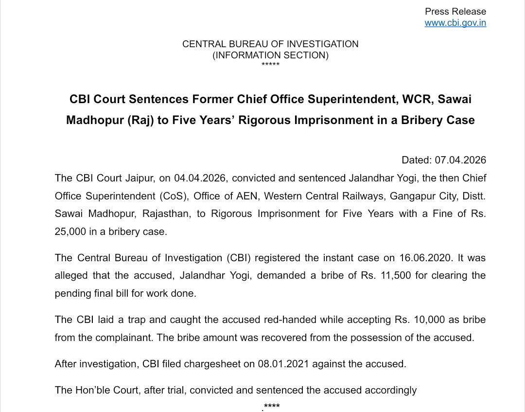 Railwhispers's tweet image. #CBI court sentences Retd. Chief Office Superintendent (#ChOS) of @wc_railway at Sawai Madhopur to 5 years’ RI in a #Bribery Case
The CBI registered the case on 16.06.2020 against ChOS, #JalandharYogi. CBI trapped him red-handed while accepting ₹10,000 from the complainant.