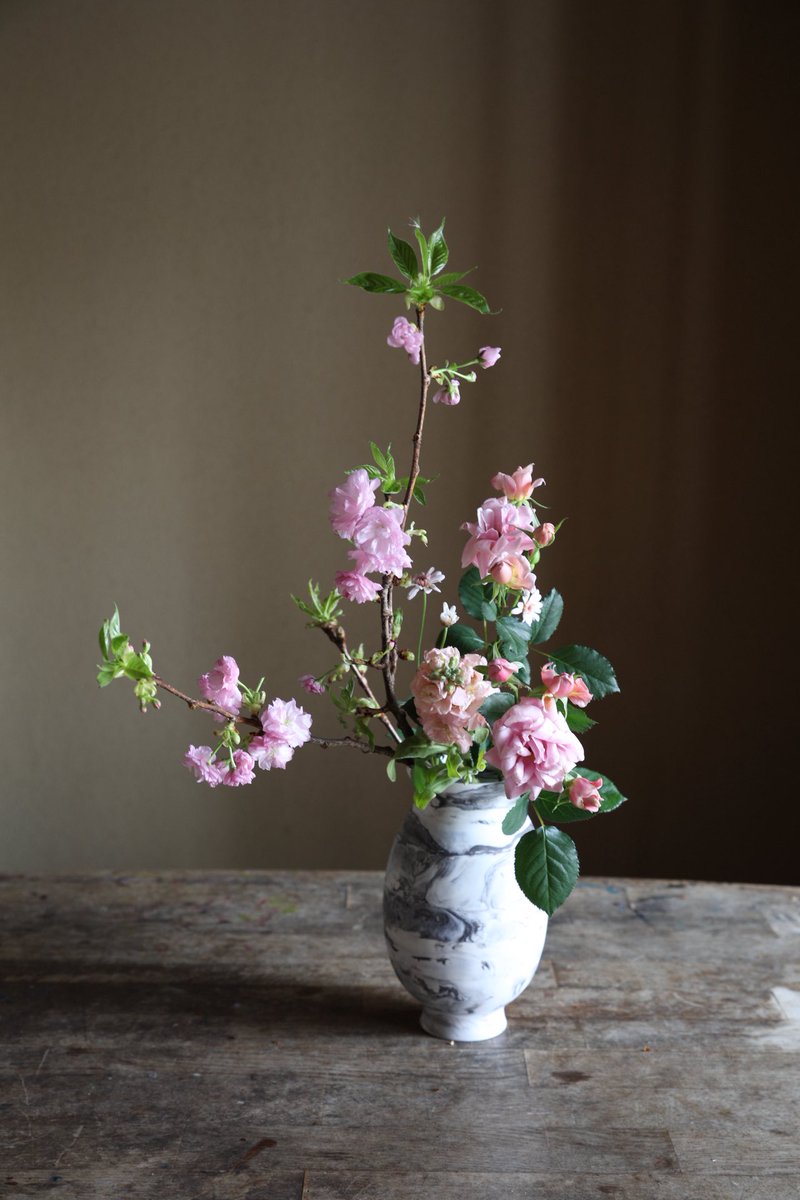 桜、バラ、ストック、マーガレットをいけました。