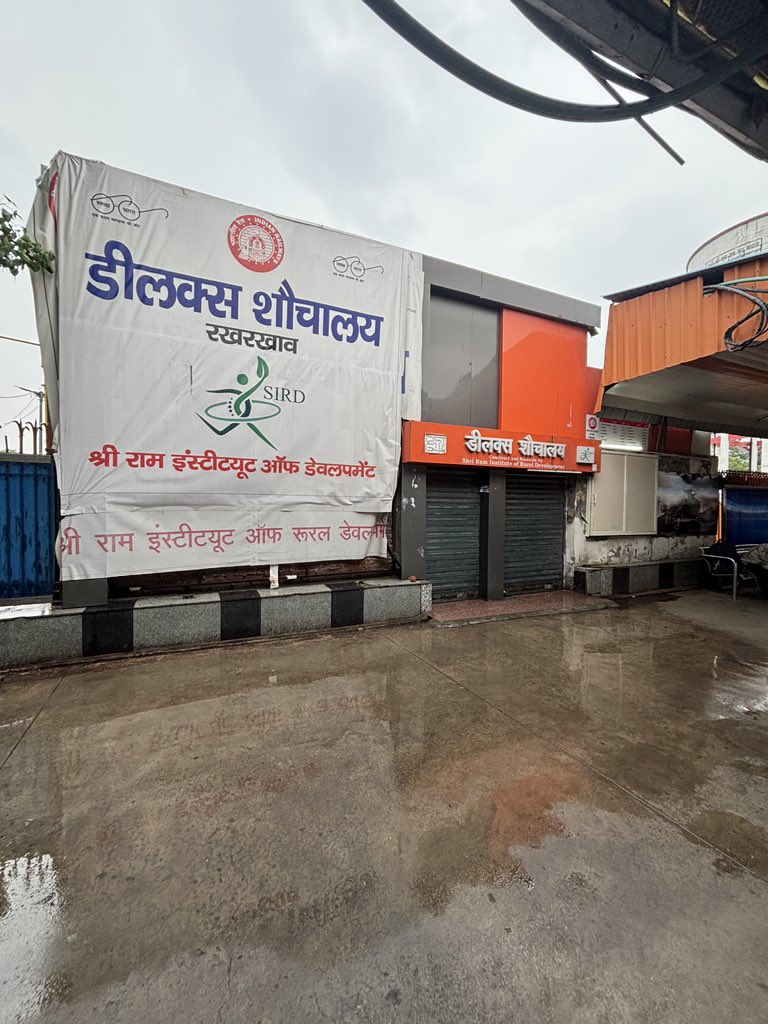 Shobhit_19's tweet photo. @drm_dli when comes to collecting toll at the entry, even for pick and drop,  railway authorities are so prompt but when it comes to public amenities, error: Not- Found.  Why there is lock on this toilet? @RailMinIndia @RailwaySeva https://t.co/GAyI8VXO0K