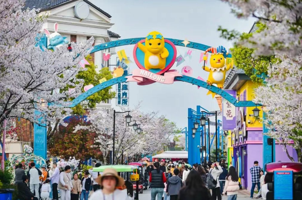 SIPnewscenter's tweet image. Soak up the beauty of spring at Peach Blossom Island on Jinji Lake🌸, cycle and camp around Yangcheng Lake🚲⛺, explore museums and local companies on study tours🏛 and enjoy lively markets and events at malls🛒🛍…

During the six-day #springbreak and #QingmingFestival holiday,