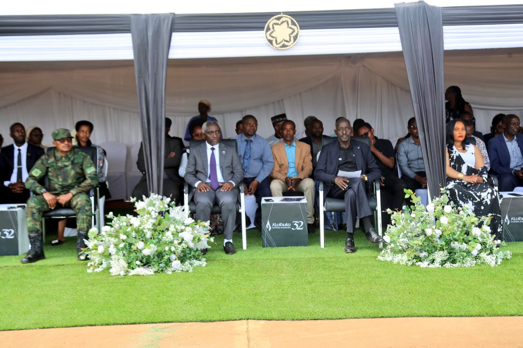 RusiziDistrict's tweet photo. Mu midugudu yose igize Akarere ka #Rusizi kimwe n'ahandi mu gihugu hatangiye icyumweru cyo #Kwibuka32 #Jenoside yakorewe abatutsi. Ubuyobozi bw’Akarere n'abandi bayobozi bifatanyije n'abaturage b'umudugudu wa #Muramba mu murenge wa #Nkanka. https://t.co/2sngXvZuYj