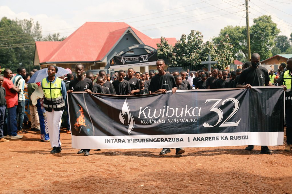 RusiziDistrict's tweet photo. Mu midugudu yose igize Akarere ka #Rusizi kimwe n'ahandi mu gihugu hatangiye icyumweru cyo #Kwibuka32 #Jenoside yakorewe abatutsi. Ubuyobozi bw’Akarere n'abandi bayobozi bifatanyije n'abaturage b'umudugudu wa #Muramba mu murenge wa #Nkanka. https://t.co/2sngXvZuYj