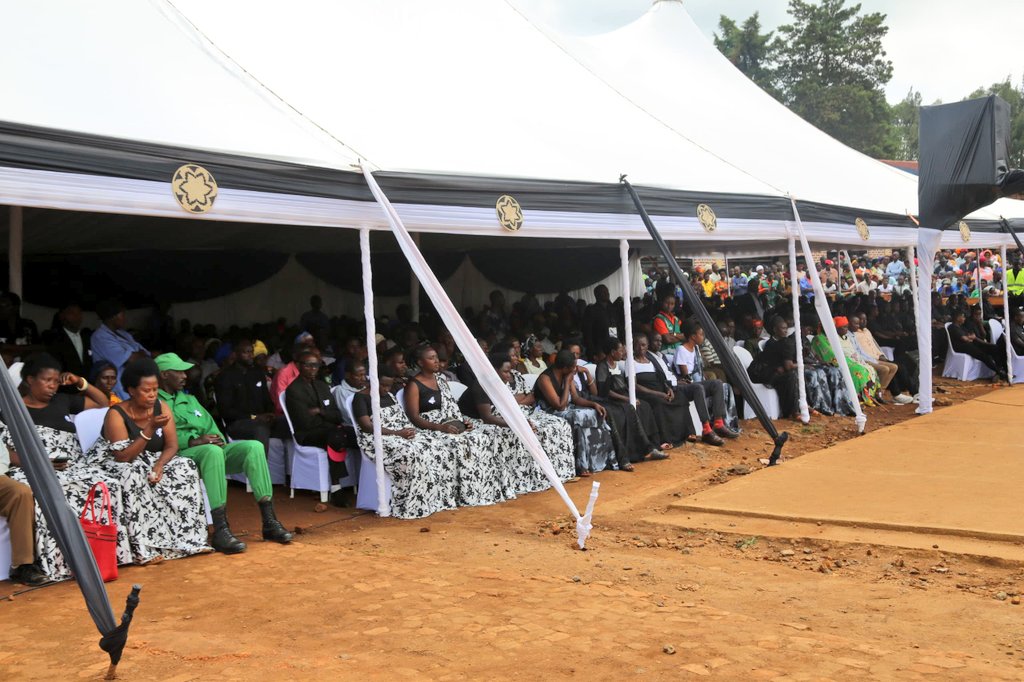 RusiziDistrict's tweet photo. Mu midugudu yose igize Akarere ka #Rusizi kimwe n'ahandi mu gihugu hatangiye icyumweru cyo #Kwibuka32 #Jenoside yakorewe abatutsi. Ubuyobozi bw’Akarere n'abandi bayobozi bifatanyije n'abaturage b'umudugudu wa #Muramba mu murenge wa #Nkanka. https://t.co/2sngXvZuYj