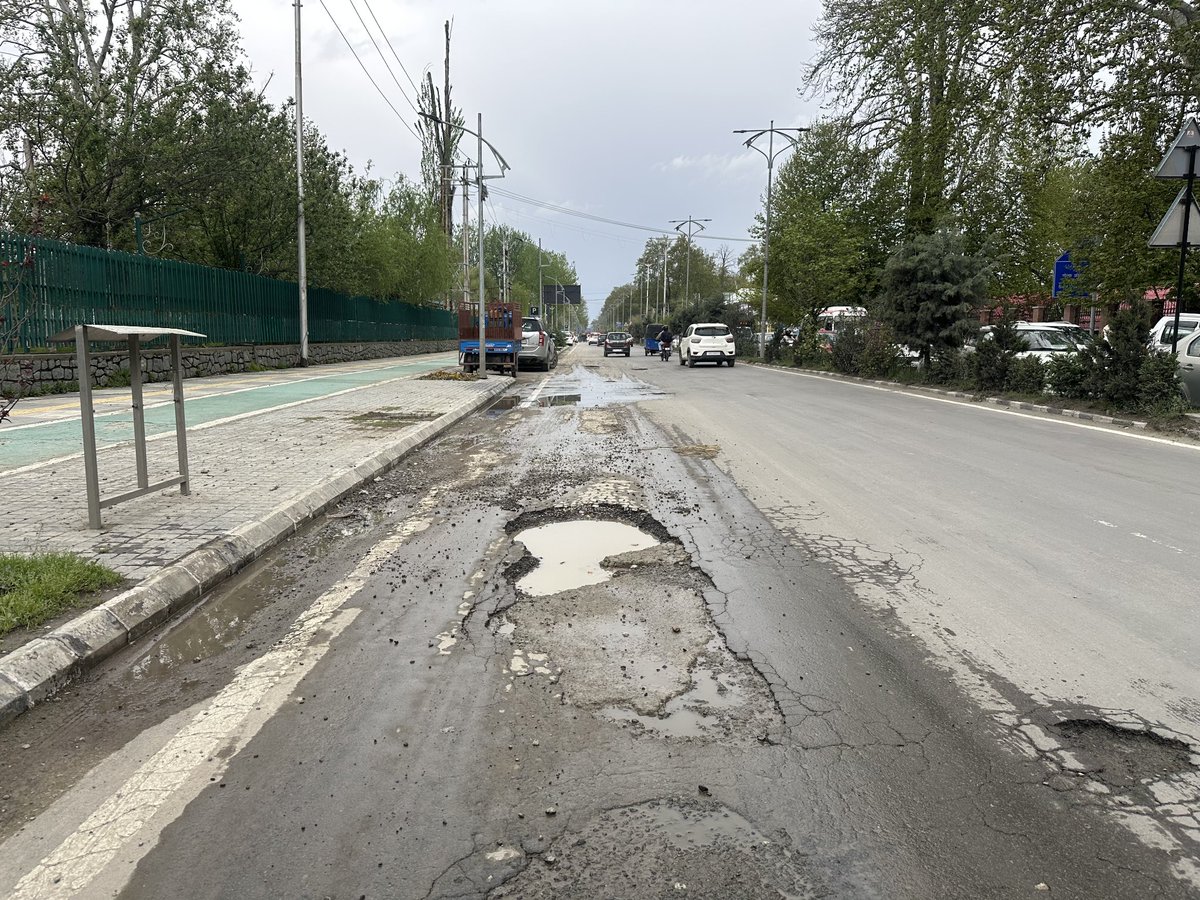 KashmirLife's tweet image. Srinagar: Potholes Resurface Across Roads

#KashmirLife’s #AsrarSyeed captured resurfaced #potholes across several #Srinagar roads, causing daily inconvenience to commuters, slowing #traffic movement, and raising concerns over road conditions across the #city. See photos