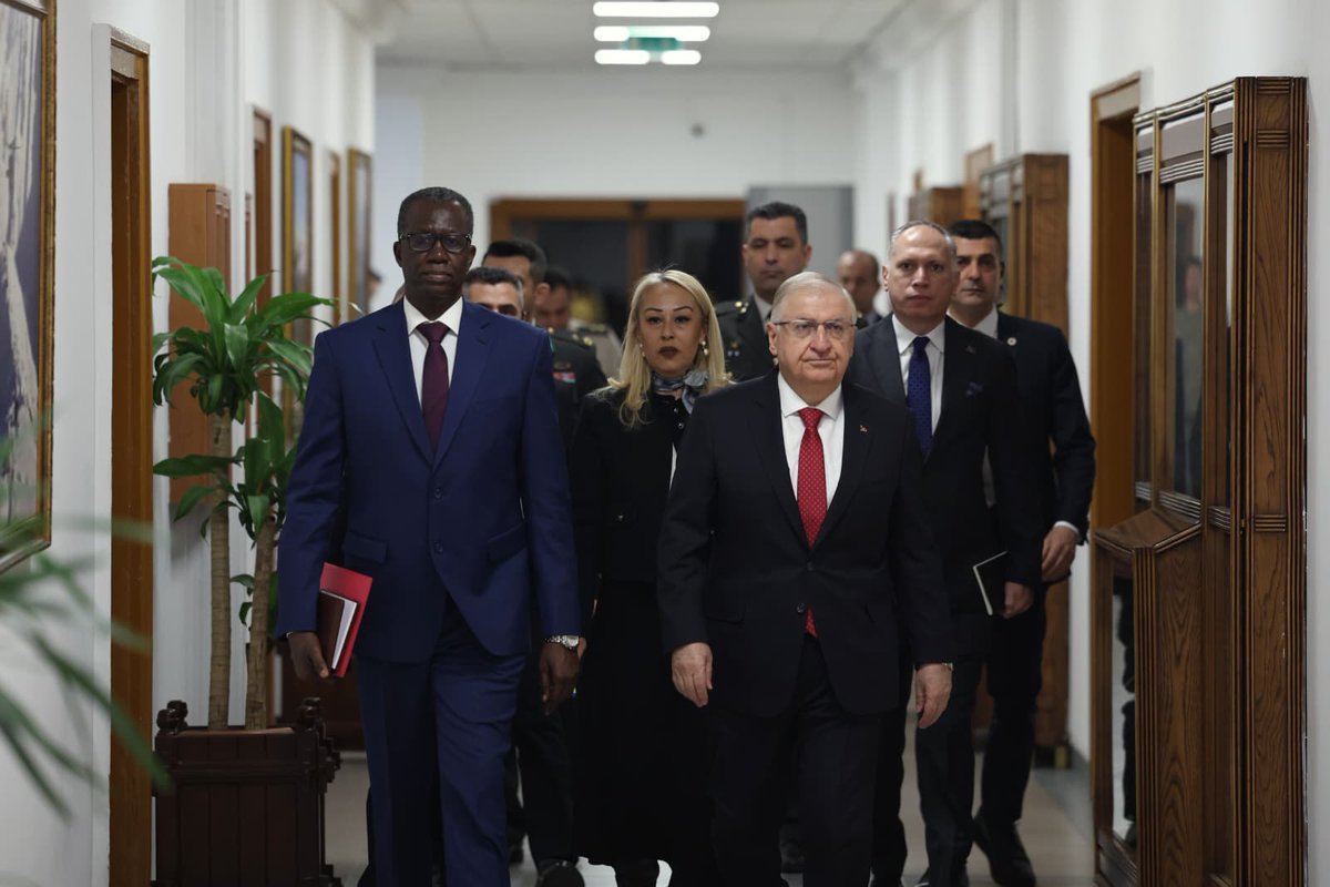 tcsavunma's tweet image. Millî Savunma Bakanı Yaşar Güler ve Nijer Savunma Bakanı Orgeneral Salifou Mody, baş başa görüşme sonrasında heyetler arası görüşmeye başkanlık etti.

Görüşmenin ardından Bakanlar Yaşar Güler ve Salifou Mody, “Türkiye Cumhuriyeti Hükûmeti ile Nijer Cumhuriyeti Hükûmeti Arasında