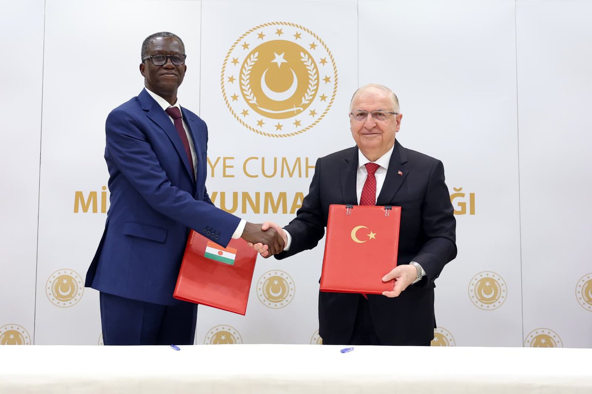 tcsavunma's tweet image. Millî Savunma Bakanı Yaşar Güler ve Nijer Savunma Bakanı Orgeneral Salifou Mody, baş başa görüşme sonrasında heyetler arası görüşmeye başkanlık etti.

Görüşmenin ardından Bakanlar Yaşar Güler ve Salifou Mody, “Türkiye Cumhuriyeti Hükûmeti ile Nijer Cumhuriyeti Hükûmeti Arasında