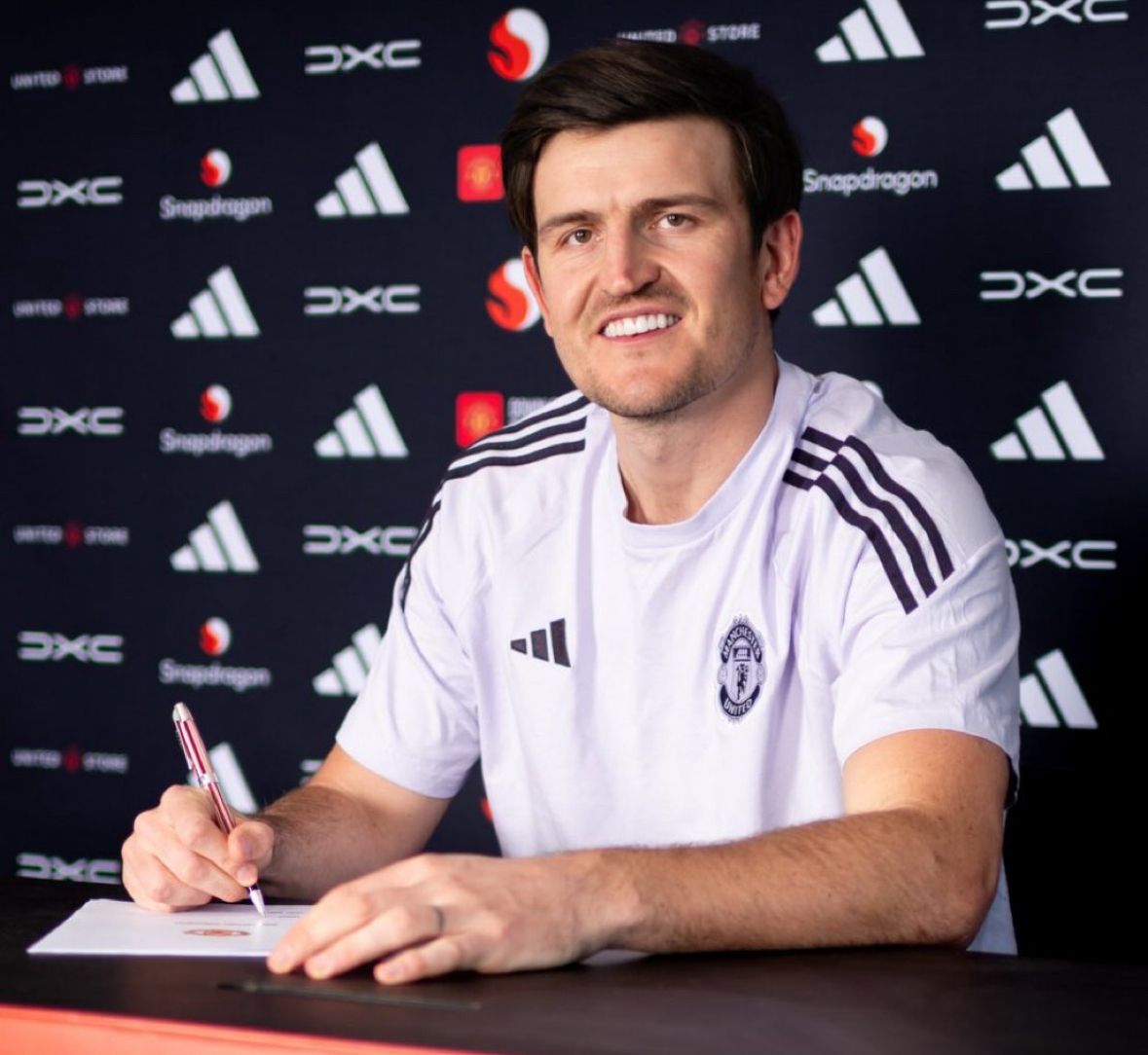 TransferNewsCen's tweet photo. OFFICIAL: Manchester United centre-back Harry Maguire has signed a new contract with the club until 2027. https://t.co/BW3cq4MsaY