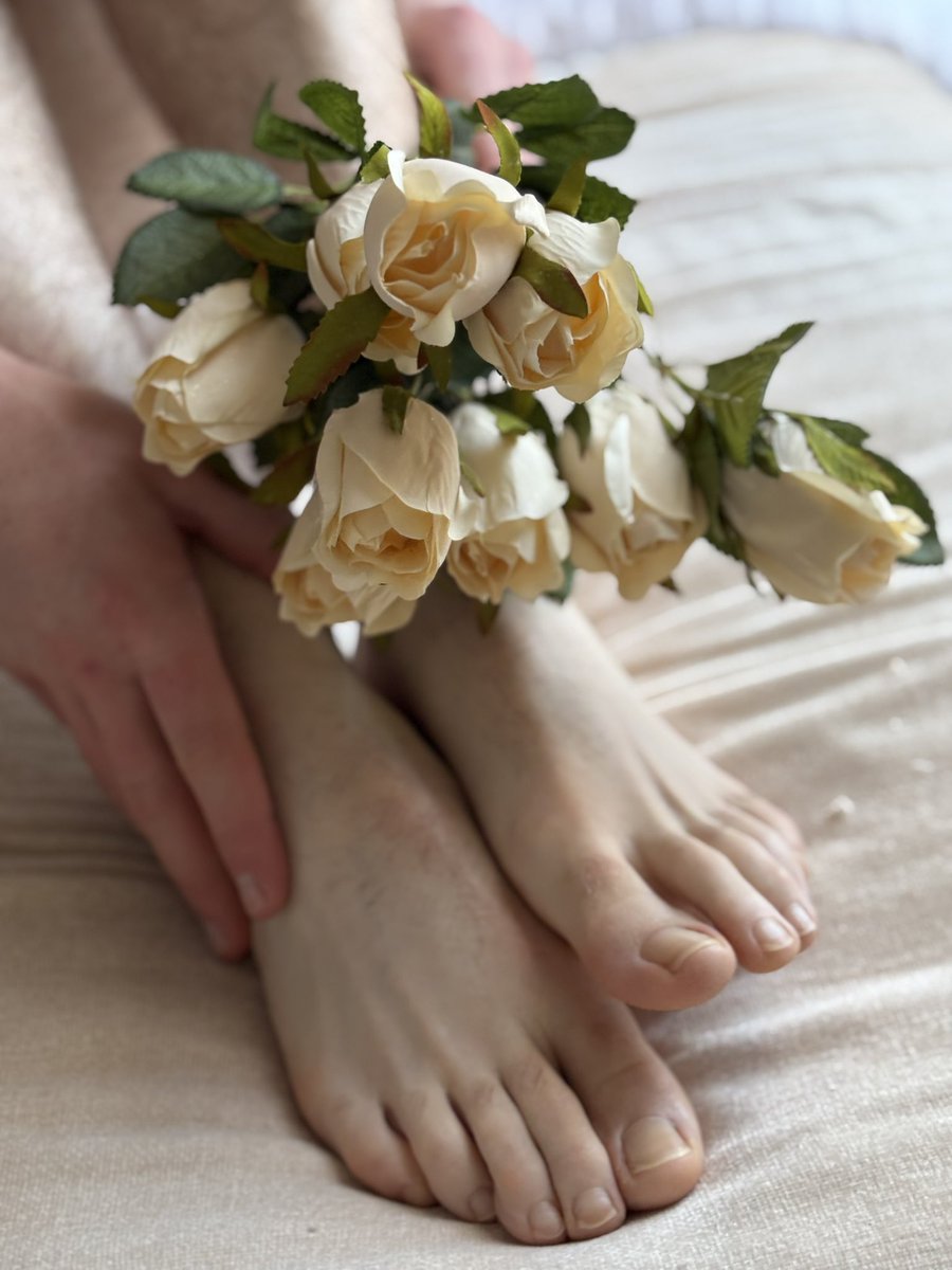 C4llM3Boy's tweet photo. do you like my roses #twink #feet #flowers #gay #gayuk https://t.co/91RKJhIS9K