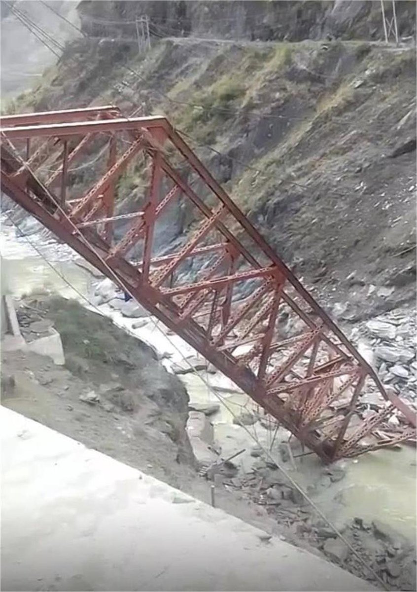 himachalkesari's tweet image. VIDEO: पहाड़ दरका, पुल बहा... चंबा में निर्माणाधीन सियुर पुल ढहा, रावी में समाया मलबा
himachal.punjabkesari.in/himachal-prade…
#Himachal #Chamba