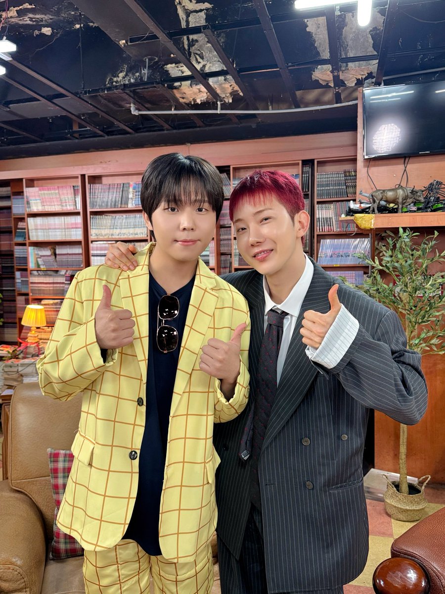 singingmanabang's tweet photo. #노래방옆만화방
EP.13에 찾아온 손님은~?
자칭 내향인(?) 인간 짱구 #조권 ...💛

위축되지 마! 어깨를 펴!
이젠 어른이 된 조권과 함께하는
<짱구는 못말려> 인생 토크 시작해볼까~?!

#정승환 원장님과 어른이 된
30대 짱구 조권의
힐링 토크가 궁금하다면?

4월 9일 목요일 오후 5시
노옆만 고💚📚 https://t.co/srKR7eSUfh