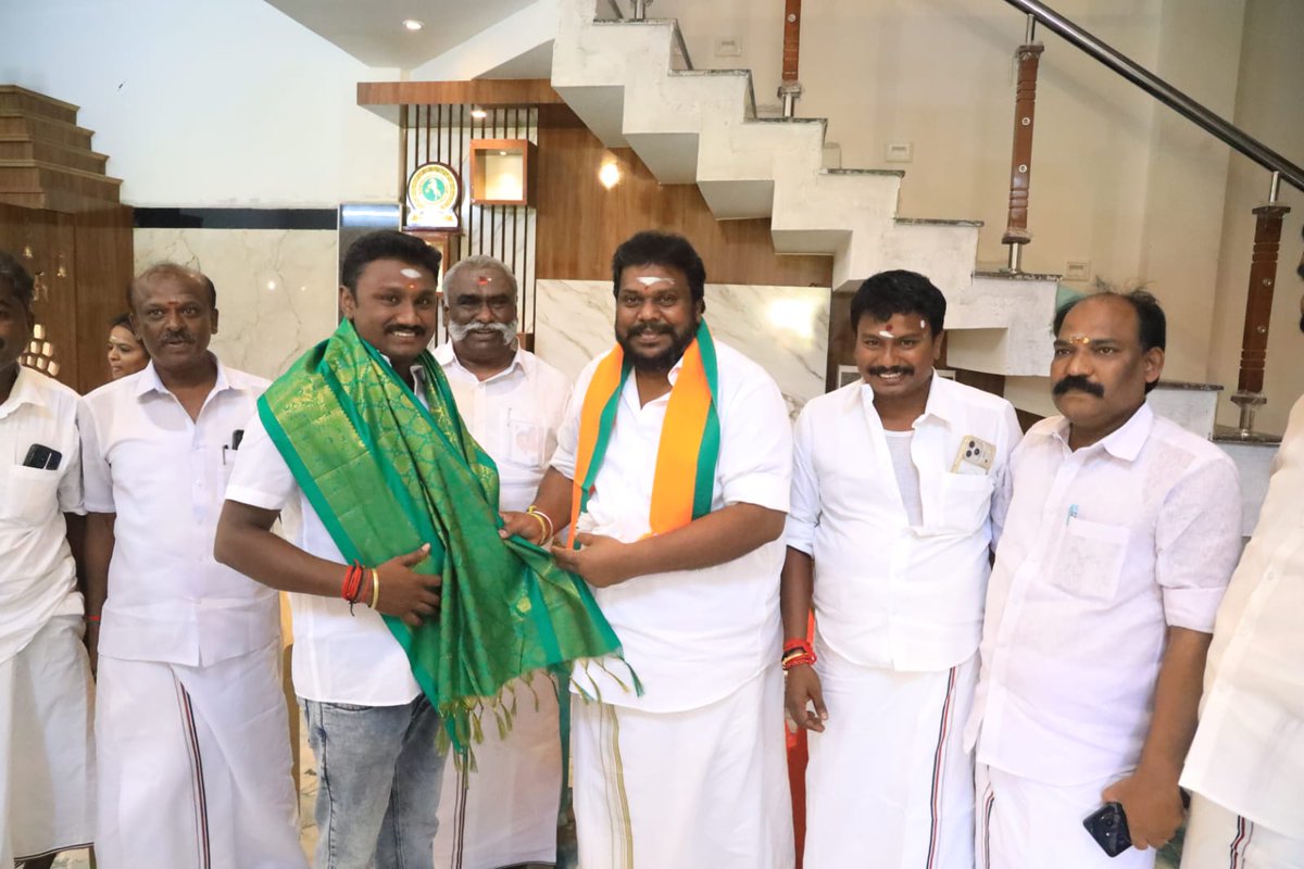 kcthirumaran's tweet photo. ஆபத்தாரணப்பட்டி அஇஅதிமுக இளைஞர் இளம்பென் பாசறை மாவட்ட செயலாளர் பிரபு அவர்களையும்,
முன்னாள் சிங்கம்புணரி  ஒன்றிய பெருந்தலைவர் திவ்யா பிரபு அவர்களையும் அவர்களின் இல்லத்தில் மரியாதை நிமித்தமாக சந்தித்தேன். https://t.co/KAJ6JmJxLk