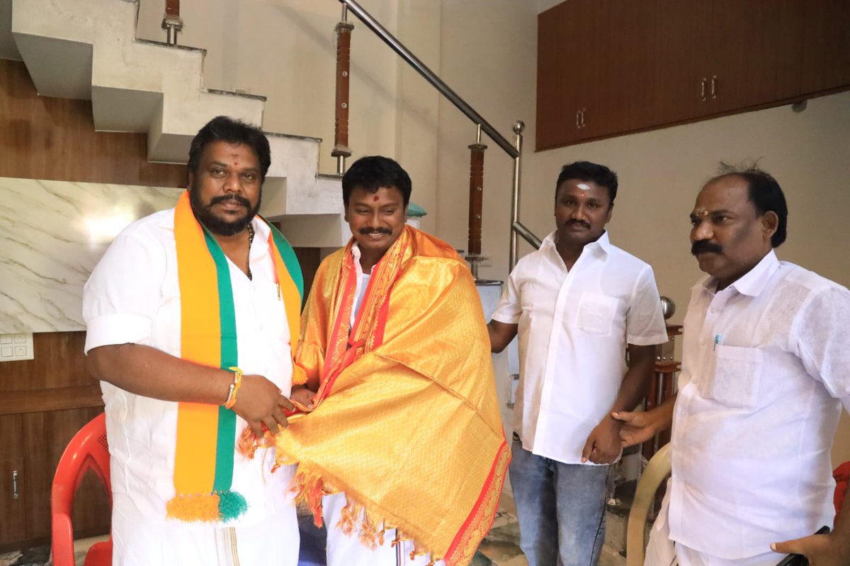 kcthirumaran's tweet photo. ஆபத்தாரணப்பட்டி அஇஅதிமுக இளைஞர் இளம்பென் பாசறை மாவட்ட செயலாளர் பிரபு அவர்களையும்,
முன்னாள் சிங்கம்புணரி  ஒன்றிய பெருந்தலைவர் திவ்யா பிரபு அவர்களையும் அவர்களின் இல்லத்தில் மரியாதை நிமித்தமாக சந்தித்தேன். https://t.co/KAJ6JmJxLk
