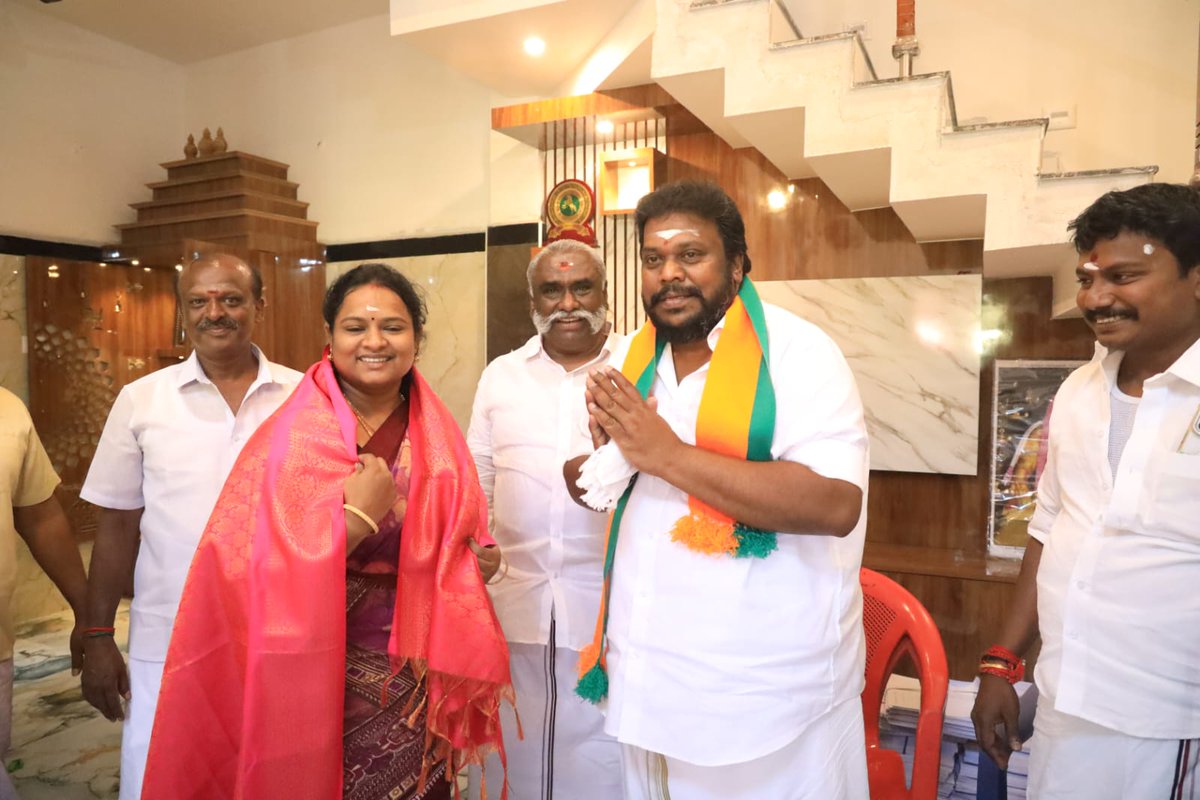 kcthirumaran's tweet photo. ஆபத்தாரணப்பட்டி அஇஅதிமுக இளைஞர் இளம்பென் பாசறை மாவட்ட செயலாளர் பிரபு அவர்களையும்,
முன்னாள் சிங்கம்புணரி  ஒன்றிய பெருந்தலைவர் திவ்யா பிரபு அவர்களையும் அவர்களின் இல்லத்தில் மரியாதை நிமித்தமாக சந்தித்தேன். https://t.co/KAJ6JmJxLk