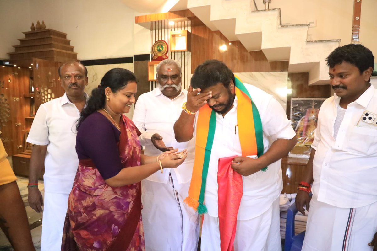 kcthirumaran's tweet photo. ஆபத்தாரணப்பட்டி அஇஅதிமுக இளைஞர் இளம்பென் பாசறை மாவட்ட செயலாளர் பிரபு அவர்களையும்,
முன்னாள் சிங்கம்புணரி  ஒன்றிய பெருந்தலைவர் திவ்யா பிரபு அவர்களையும் அவர்களின் இல்லத்தில் மரியாதை நிமித்தமாக சந்தித்தேன். https://t.co/KAJ6JmJxLk