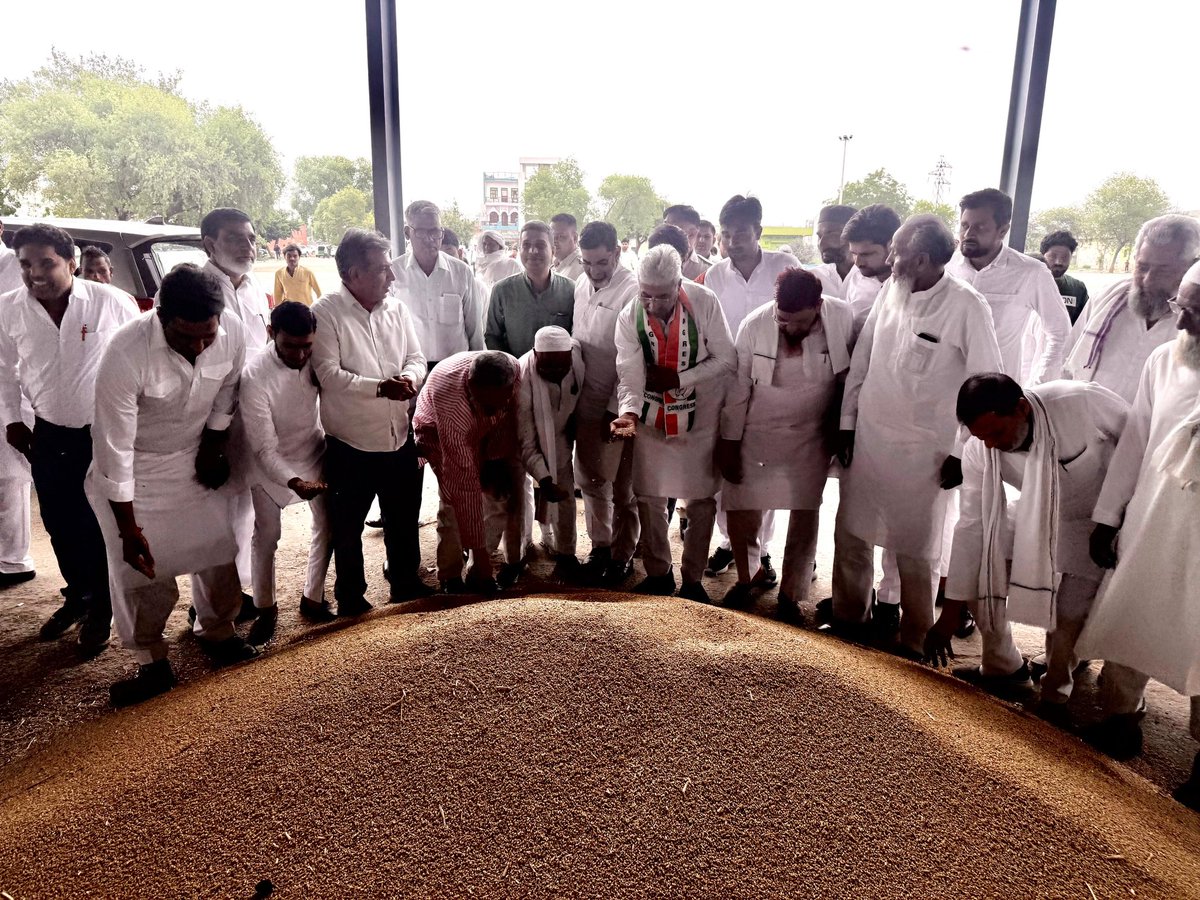 raonarenderinc's tweet image. आज 📍 तावड़ू अनाज मंडी के दौरे के दौरान किसानों व आढ़तियों की समस्याएं सुनीं और संबंधित अधिकारियों से फोन पर बात कर तत्काल समाधान के निर्देश दिए।

वहां मौजूद किसानों ने MSP पर खरीद में देरी, सीमित खरीद, लिफ्टिंग न होने से भुगतान अटकने, बायोमेट्रिक व ट्रैक्टर ट्रॉली वेरिफिकेशन और