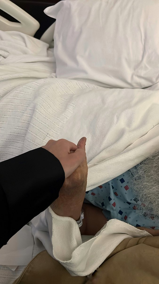 Samahmu_'s tweet photo. ليت عيني يايـبه ماشافتك مكسور 
وليت التعب مايمرك يارضاي وجناني 
اكتب وانا من تعبك يابوي مقهوره 
اكتب وانا دمعي تحدر من اوجاني 
اسألك يالله تخلي خاطري مجبور
بشوفة ابوي طيّب ولا ابي شي ثاني https://t.co/IRtROU7qE3