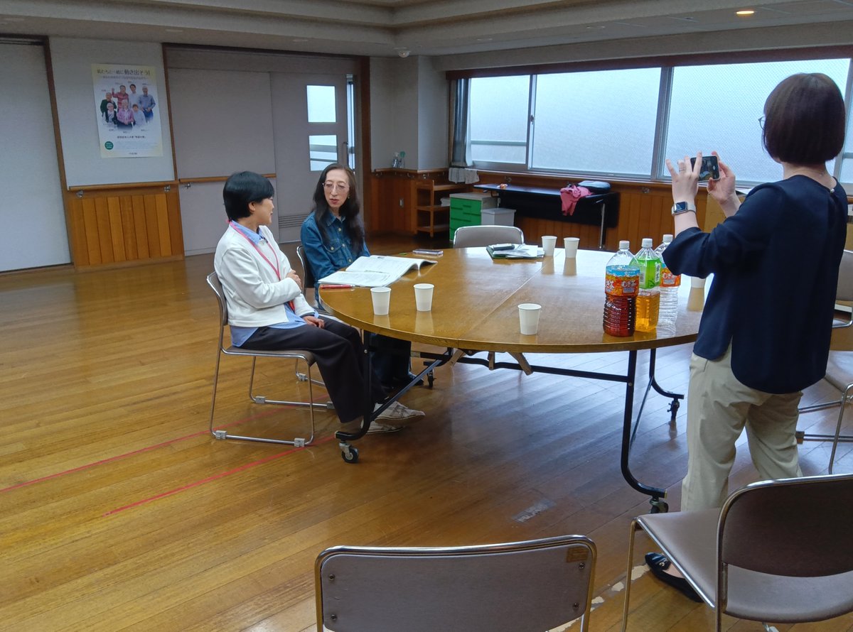 saitamafriendly's tweet photo. ４/７（火）　カフェ☕️「ちいとも」で希望大使の取��がありました‼️
読売新聞の記者の方がカフェに参加されて、一緒に活動を楽しんでいただきました。
質問を受けながら、大使の思いや人となりが少しでも皆さんに伝わると良いなとチーフが見守ります😊
#さいたま市　#オレンジカフェ https://t.co/6c7eonfH3L