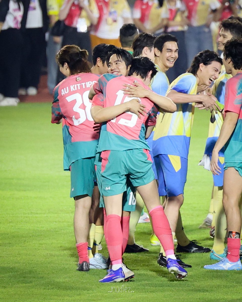 Noina_nutex's tweet photo. ยิงจุดโทษไม่ได้ทั้งคู่  พ่อลูกกอดให้กำลังใจกัน ปีหน้าขอให้อยู่ด้วยกันอีกนะ

#popezaap
#56ปีCh3LandDomDDay
#56ปีCh3LandDomxPOPE

04/04/69 https://t.co/4QM2s5zBRz