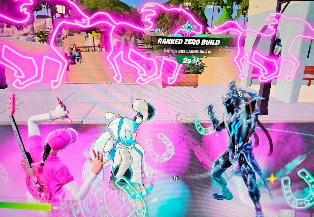 LegacyTrainer's tweet photo. Everyone dances with Miku!! https://t.co/LVTJkwaKlm