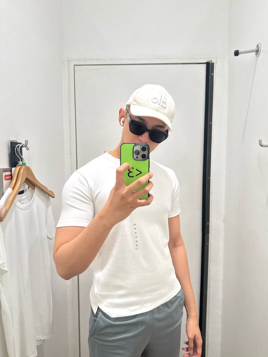 sideofmarto's tweet photo. tinggi 183cm masih muat uniqlo kids kok :) #seneng https://t.co/m9XDPxFFoA