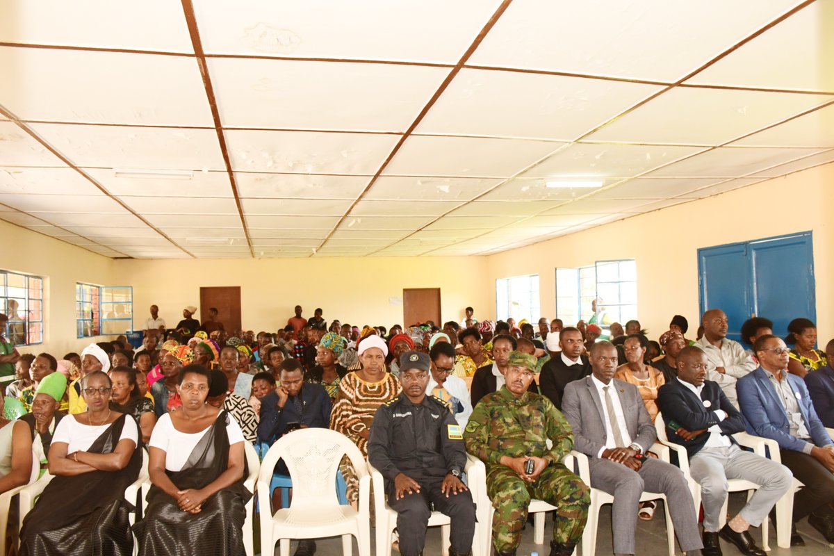 Nyamagabe's tweet photo. Umuyobozi w'Akarere, @Niyomwungeri_H ari kwifatanya n'abaturage b'Umudugudu wa Gasharu, Akagari ka Ngara, Umurenge wa #Mbazi mu gutangiza Icyumweru cy'Icyunamo n’iminsi 100 y’ibikorwa byo Kwibuka ku nshuro ya 32 Jenoside yakorewe Abatutsi mu 1994. 1/2
#Kwibuka32 https://t.co/DEUAnEcugn
