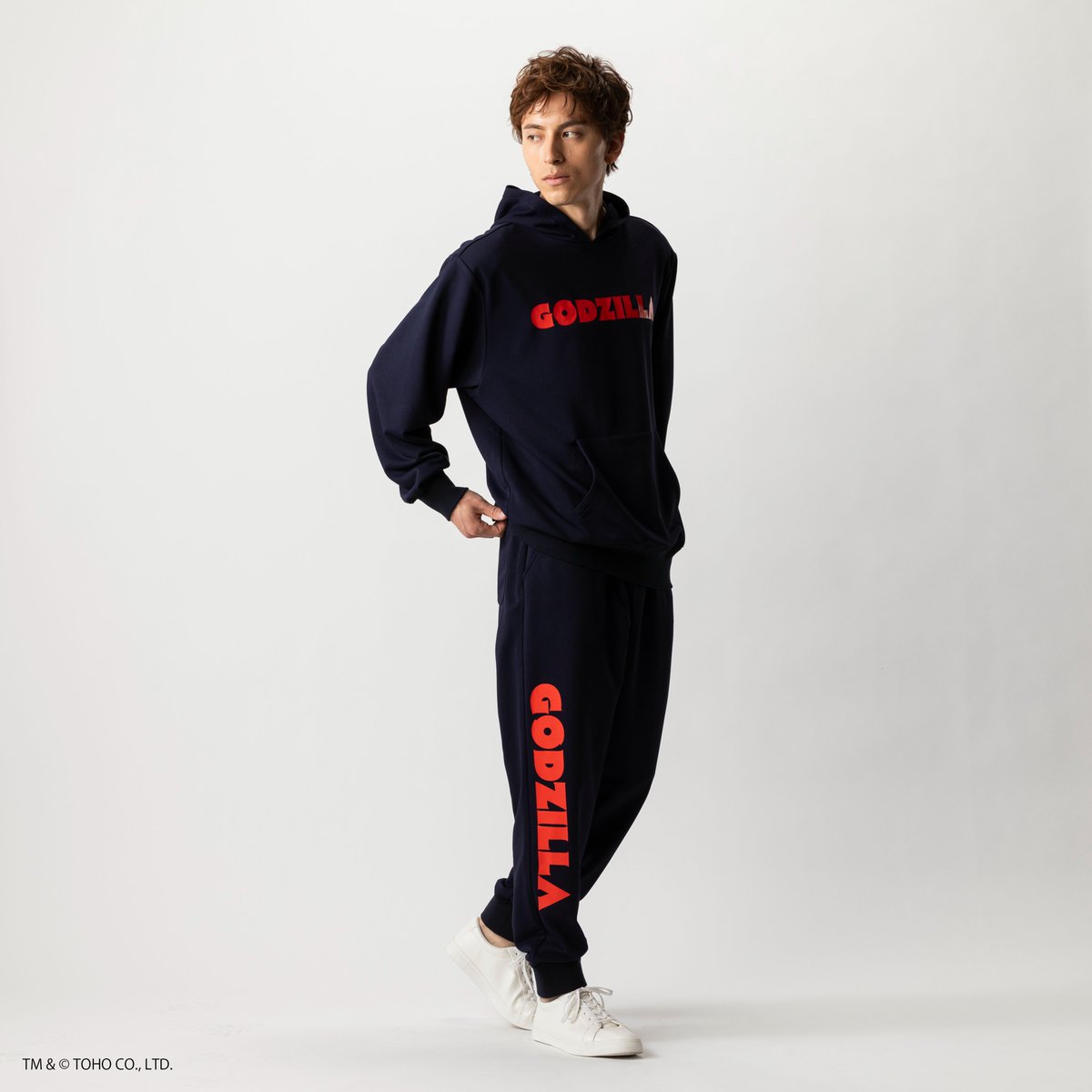 godzilla_jp's tweet photo. ◥◣ #東宝ゴジラNEWS！◢◤

東宝発のビジネスマン向けアパレルブランド『GODZILLA』より新アイテムが登場！

発足1周年を迎える今年は「スポーツウェア」を中心に展開。
オリジナルブランドロゴを使用したデザインの
トラックウェアやスウェットなど、
仕事終わりのジムやリラックス時間、
ワンマイルウェアとしても活用できる
ラインナップとなっています。

4月10日(金)より順次全国の
ゴジラ・ストアにて限定取り扱い開始。
https://t.co/2hxGRF5Vl3

#ゴジラ #Godzilla