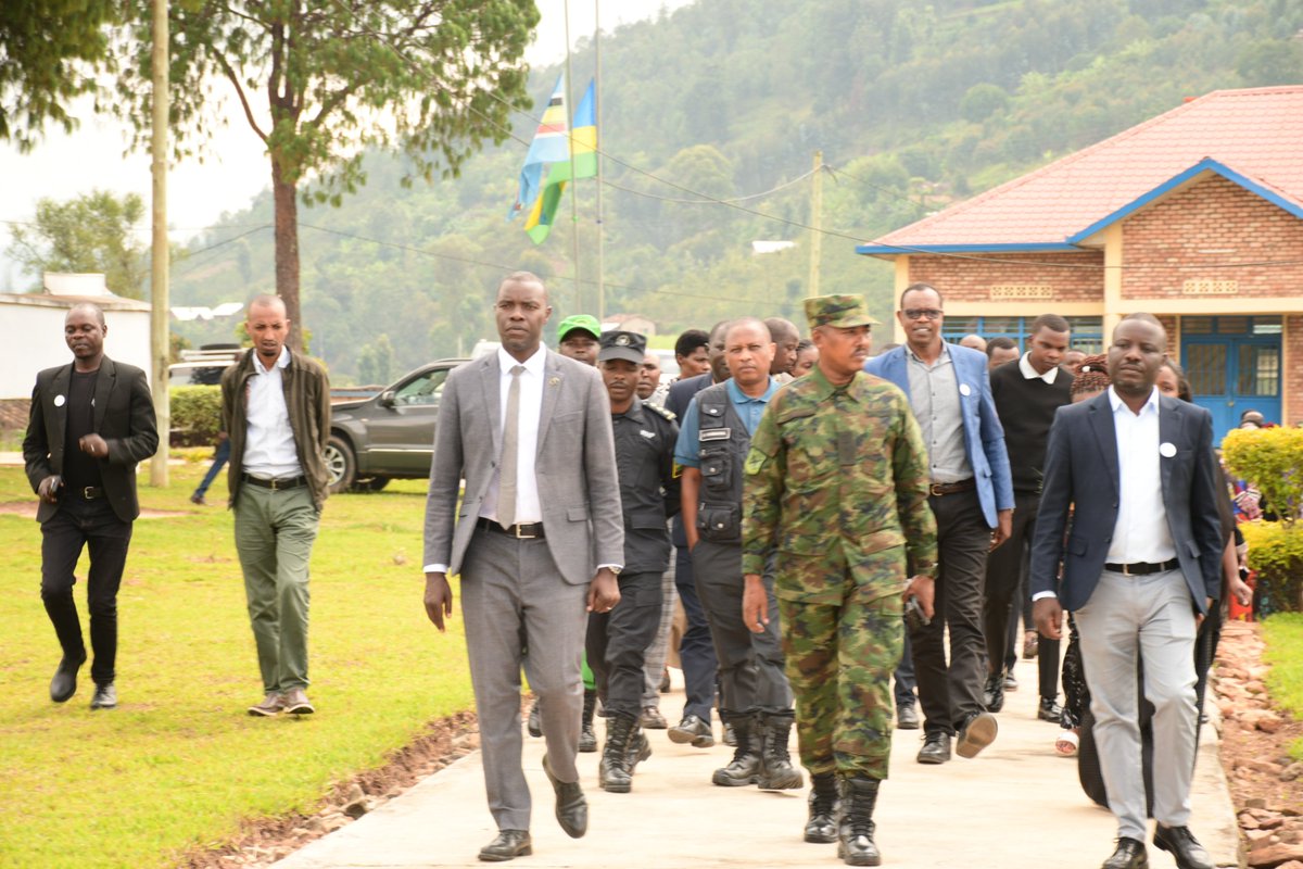 Nyamagabe's tweet photo. Umuyobozi w'Akarere, @Niyomwungeri_H ari kwifatanya n'abaturage b'Umudugudu wa Gasharu, Akagari ka Ngara, Umurenge wa #Mbazi mu gutangiza Icyumweru cy'Icyunamo n’iminsi 100 y’ibikorwa byo Kwibuka ku nshuro ya 32 Jenoside yakorewe Abatutsi mu 1994. 1/2
#Kwibuka32 https://t.co/DEUAnEcugn