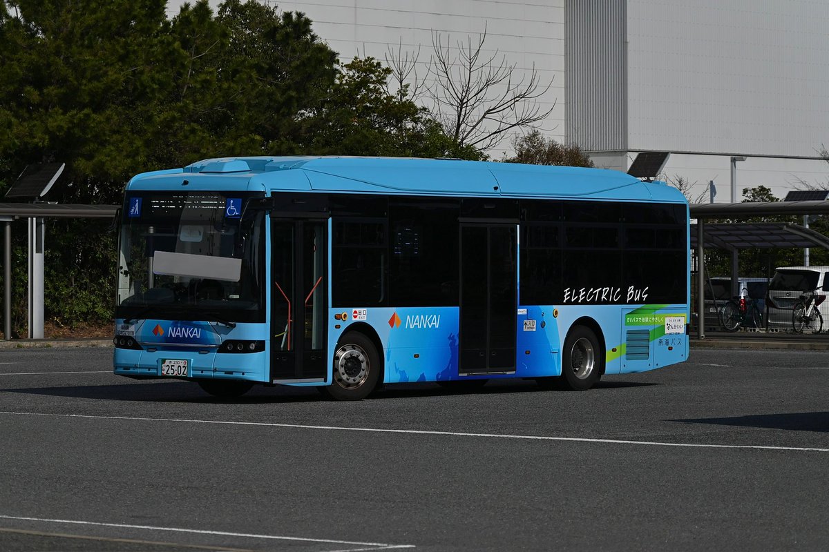 Misoshiru_8312F's tweet photo. 堺230あ2502 BYD K8 2.0  25年式
万博開催終了後、6台のEVのうち4台が空港へ転属しましたが、2501と2502の2台は堺に残り、一般路線運用に就いています。 https://t.co/5hBS26kM8W