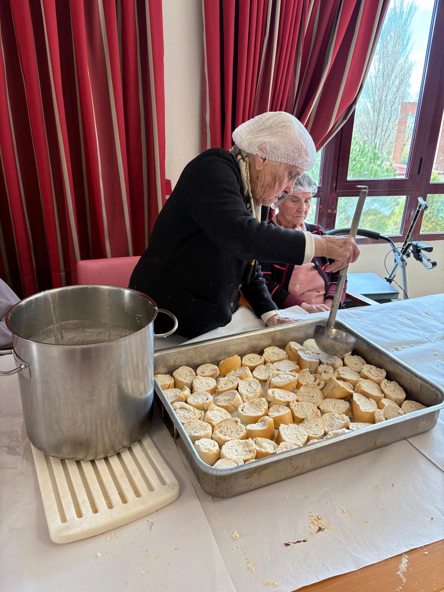 ResVirgenBustar's tweet photo. ¡Manos a la masa en la Residencia Virgen del Bustar! 

👩‍🍳👨‍🍳 El pasado miércoles disfrutamos de un estupendo taller de cocina preparando torrijas para todos. ¡Nos quedaron riquísimas! 😋🍯 No hay nada como el sabor de lo hecho en casa.

#ResidenciasClece https://t.co/S8qBidCZee