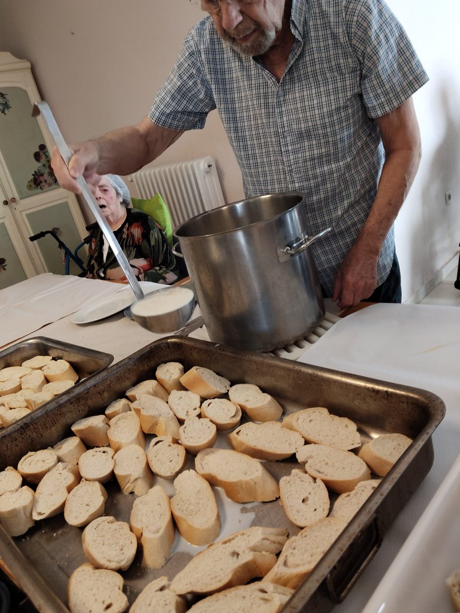 ResVirgenBustar's tweet photo. ¡Manos a la masa en la Residencia Virgen del Bustar! 

👩‍🍳👨‍🍳 El pasado miércoles disfrutamos de un estupendo taller de cocina preparando torrijas para todos. ¡Nos quedaron riquísimas! 😋🍯 No hay nada como el sabor de lo hecho en casa.

#ResidenciasClece https://t.co/S8qBidCZee