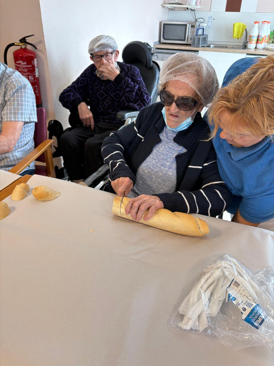 ResVirgenBustar's tweet photo. ¡Manos a la masa en la Residencia Virgen del Bustar! 

👩‍🍳👨‍🍳 El pasado miércoles disfrutamos de un estupendo taller de cocina preparando torrijas para todos. ¡Nos quedaron riquísimas! 😋🍯 No hay nada como el sabor de lo hecho en casa.

#ResidenciasClece https://t.co/S8qBidCZee