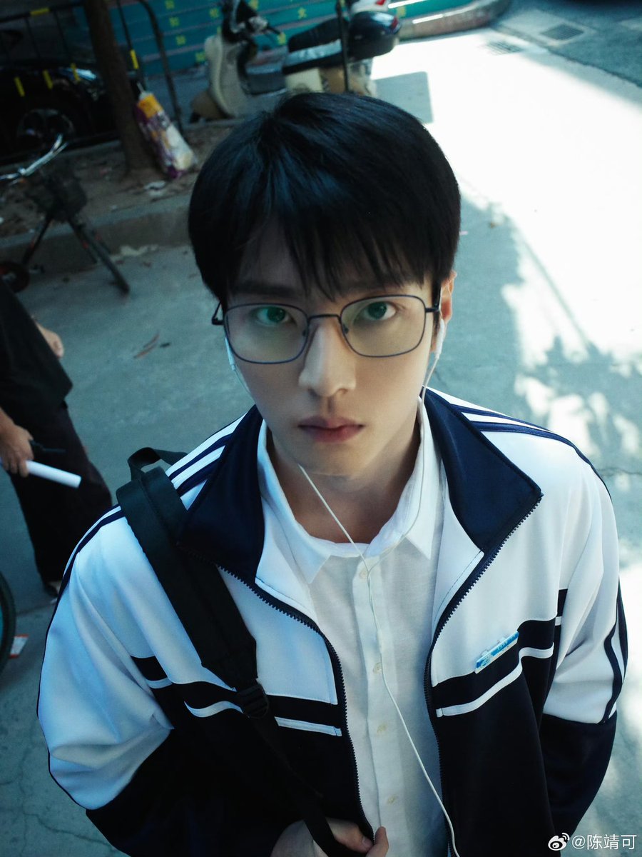 260407 — Chen Jingke post new photos on his Weibo Classmate Cheng ...
