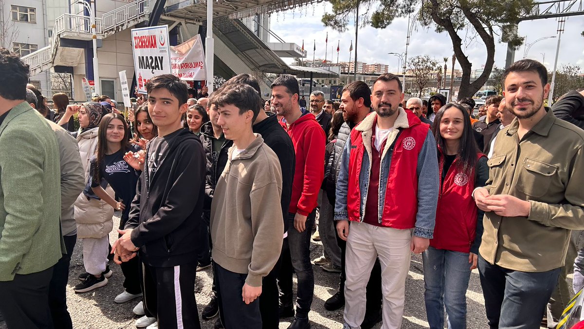 GSB_Sanliurfa's tweet photo. İl Sağlık Müdürlüğü koordinesinde düzenlenen "Dünya Yürüyüş Günü" etkinliğine, İl Müdürlüğü personellerimiz ve kamu kurumlarımızın katılımıyla destek verdik. Fiziksel aktivitenin önemine dikkat çekmek ve farkındalık oluşturmak amacıyla gerçekleştirdiğimiz bu yürüyüşte, "sağlık için hareket" dedik.
@OA_BAK @gencliksporbak