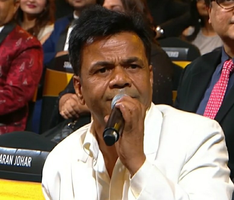 KraantiKumar's tweet photo. सलमान खान ने एक बार फिर साबित कर दिया वो यारों के यार हैं.

स्क्रीन अवार्ड में आरक्षण विरोधी सौरभ द्विवेदी होस्ट कर रहा था. मौका मिलते ही उसने राजपाल यादव का अपमान किया.

राजपाल यादव ने इतना ही कहा "कुछ समझ में नही आ रहा है डॉलर रुपया कितना ऊपर नीचे हो रहा है"  सौरभ द्विवेदी ने इस बात को BJP सरकार के खिलाफ मानते हुए, होस्ट की जगह चाटूकार पत्रकार बनकर राजपाल यादव को अपमानित करते हुए कहा,

"राजपाल भाई डॉलर रुपए कितना भी ऊपर नीचे हो आपको उतने ही पैसे चुकाने हैं जितना उधार है". 

सलमान खान ट्वीट कर के राजपाल यादव का हौसला अफजाई करते हुए लिखा डॉलर रुपया कितना भी ऊपर नीचे हो मेहनत का भुगतान भी उसी हिसाब से होगा 🔥