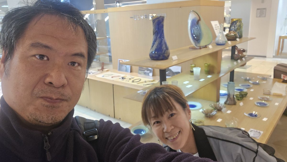 nipponsakekiki's tweet photo. 2026年4月7日火曜日
18時からオープンしてます。
昨日は岐阜のガラス職人さんが四富会館の常連さんにつれてこられて次の日に展示みにきました！
https://t.co/9EzHHAYcQ9
是非ともフォローください！！ https://t.co/AxNQgJ0yPy