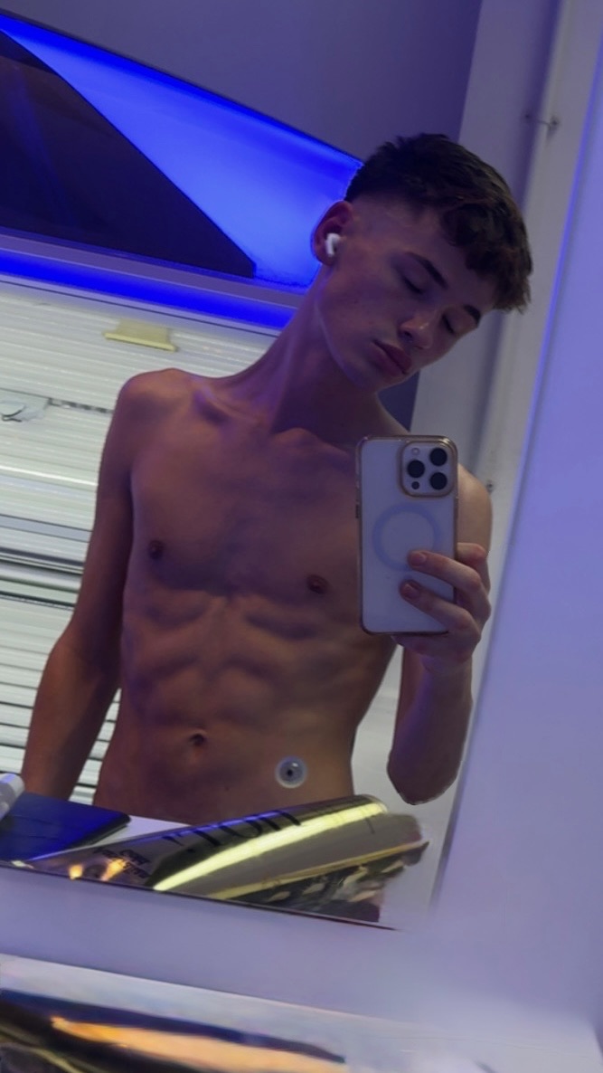 This caught you off guard 😈
onlyfans.com/arloelis/c26