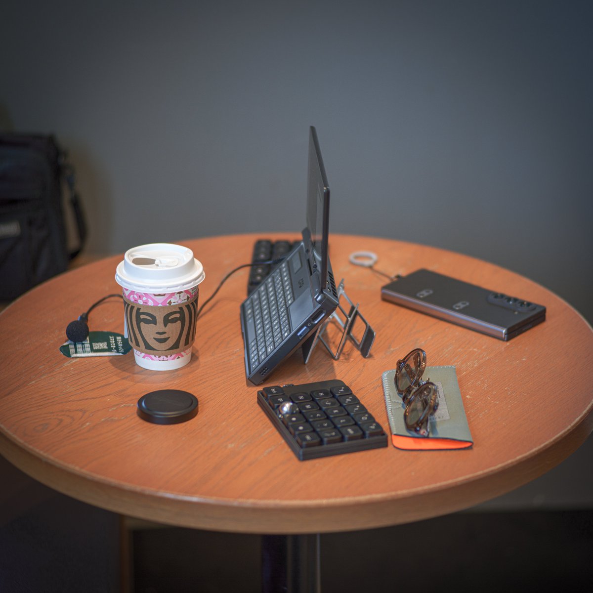 rshosai's tweet image. もしかしてGPD MicroPC2が良すぎる？？？

- 普通のデスクワークなら4時間以上バッテリ持ちそう（1時間あたり20％ちょっとの消費具合。GPD Pocket 4やiPad mini6と同程度な印象※もちろんチューニングや作業内容次第やけども）
- タテ画面使用が想定外に大変有益（これがGPD Pocket