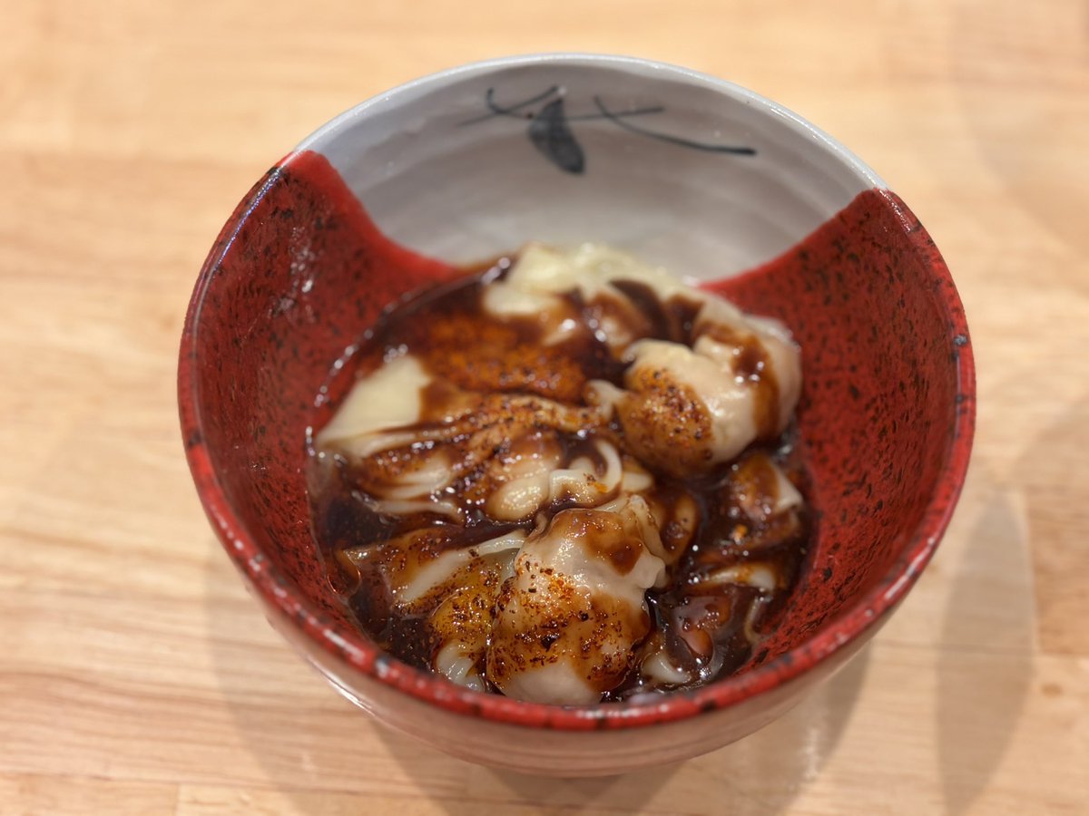 IZMD22's tweet photo. 久々に龍ノ谷へ

特級汁無し担々麺　清湯スープ付き
ジャッキー��チェンの愛したラードご飯
四川式海老豚わんたん

汁無し担々麺の旨さは言うまでもなく
ジャッキー世代としては外せないラードご飯が香ばしくて旨い、これを追い飯にすると最高！

海老豚わんたんでビール飲みたい😁 https://t.co/bGoXWrw8xs