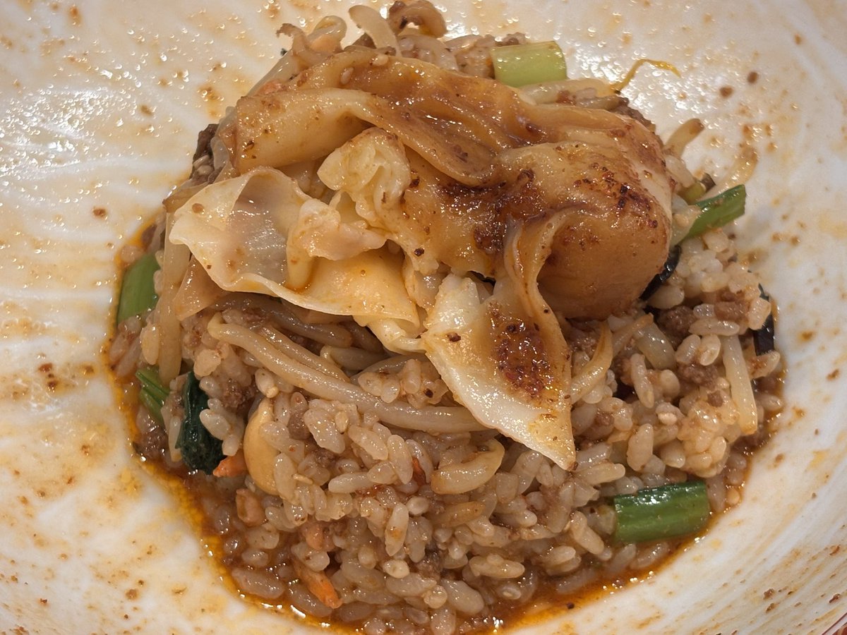 IZMD22's tweet photo. 久々に龍ノ谷へ

特級汁無し担々麺　清湯スープ付き
ジャッキー��チェンの愛したラードご飯
四川式海老豚わんたん

汁無し担々麺の旨さは言うまでもなく
ジャッキー世代としては外せないラードご飯が香ばしくて旨い、これを追い飯にすると最高！

海老豚わんたんでビール飲みたい😁 https://t.co/bGoXWrw8xs