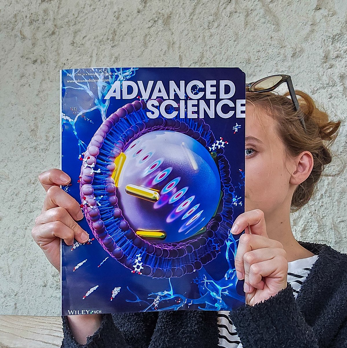 Ella_Maru's tweet image. My cover is in #AdvancedScience! 🧠✨
This one is about the role of cell #membrane in brain cells #communication.

When brain cells interact, they use chemical messengers called #neurotransmitters. ✨ The team used ultra-sensitive #sensors to watch single neurotransmitter