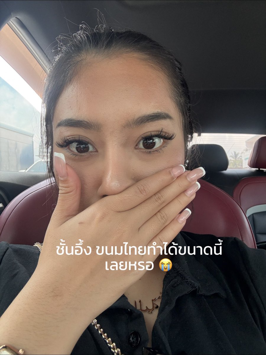 Barbiebxw_'s tweet photo. แอบไปเจอขนมลับในตู้เย็น!! 🍫 ช็อกโกแลตชาไทยคลุกเกล็ดทองม้วน The Goldgreen✨ ทำไมเพิ่งรู้จักกก
หอมชาไทย กรอบแบบเห้ยย อร่อยจริง แบบงงๆแต่หยุดกินไม่ได้ 555 แบงก์แดง 2 ใบมีทอน 💸 แอพส้มมีน้า 🍊
#thegoldgreen https://t.co/pWLZTz2vhK