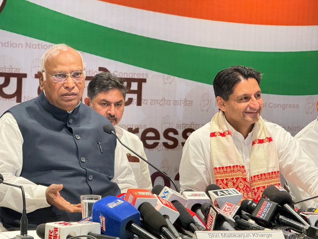 DeependerSHooda's tweet photo. आज गुवाहाटी, असम में कांग्रेस अध्यक्ष आदरणीय @kharge जी के साथ महत्वपूर्ण प्रेसवार्ता में शामिल हुआ।

इस दौरान विशेष रूप से असम कांग्रेस प्रभारी @JitendraSAlwar जी मौजूद रहे। https://t.co/Spqr9XR6MG