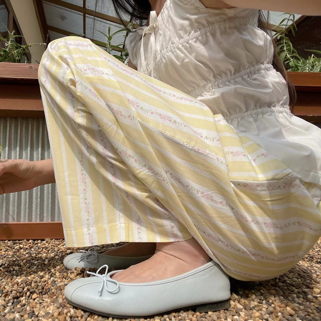 ก็ยังเชียร์กางเกงลายดอกไม้แต่งขอบลูกไม้ของ dotteri.ga ตลอดไป งานตัดเย็บจากจังหวัดหนองคาย ผ้าใส่สบาย พร้อมซับใน ลายน่ารัก แมชกับอะไรก็สวย มี size ครบ S-XXL