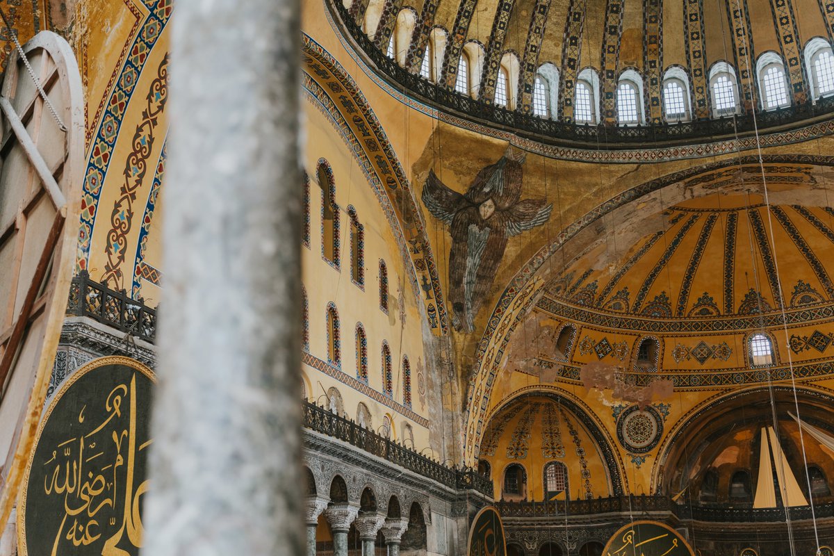 Ayasofya’da hangi mozaikler var?

Bugün gördüğümüz tüm mozaiklerin en eskisinin 867 yılında yapıldığı düşünülüyor. Bundan önce, kiliselerde tasviri yasaklayan ikonakırıcılık dönemi yaşandığı için daha eski freskler ve mozaikler (varsa bile) tamamen yok edilmiş durumdalar.