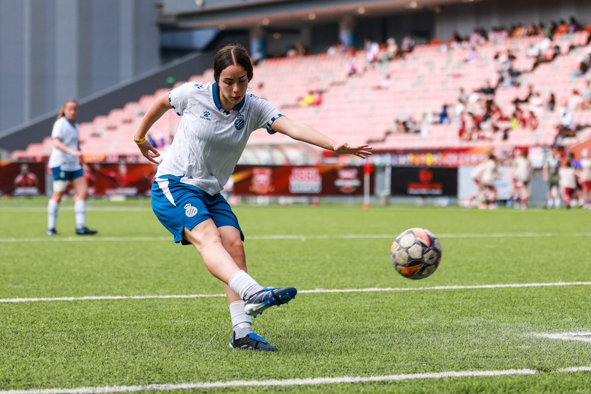 RCDE_La21's tweet photo. De Barcelona a Singapur 🌏✈️

El Juvenil A Femení completa una gran actuació al JSSL 7’s Singapore Professional Academy, arribant fins a les semifinals 💪

#RCDEFem #La21 https://t.co/3YRuFpXJ5I