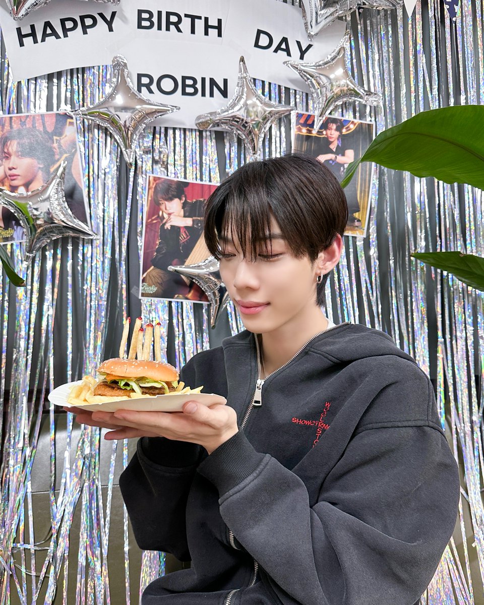 nSSign_official's tweet image. [ #로빈 ] all day everyday with cosmo is like a never ending birthday party 🎉

#엔싸인 #nSSign #エンサイン #ROBIN