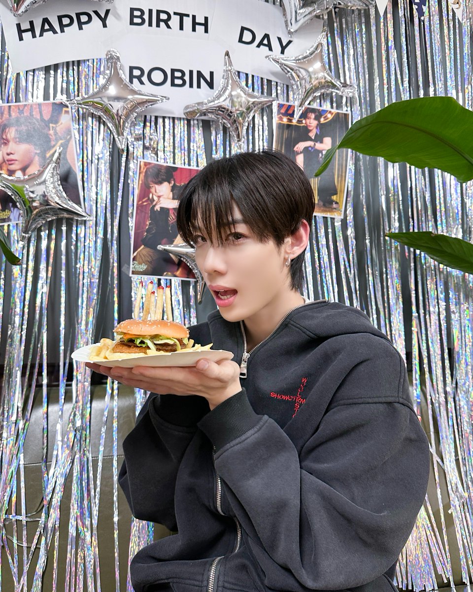 nSSign_official's tweet image. [ #로빈 ] all day everyday with cosmo is like a never ending birthday party 🎉

#엔싸인 #nSSign #エンサイン #ROBIN